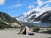 Le camp est installé tout près du glacier.