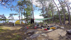 Un camp très confortable sur une petite île.