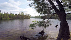 Arrivée dans un nouveau camp dans une baie très profonde.