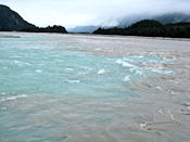 Les eaux bleues de Melt Creek se mêlent à celles de la Tatshenshini.