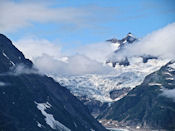 De nombreux sommets glaciaires surplombent la rivière.