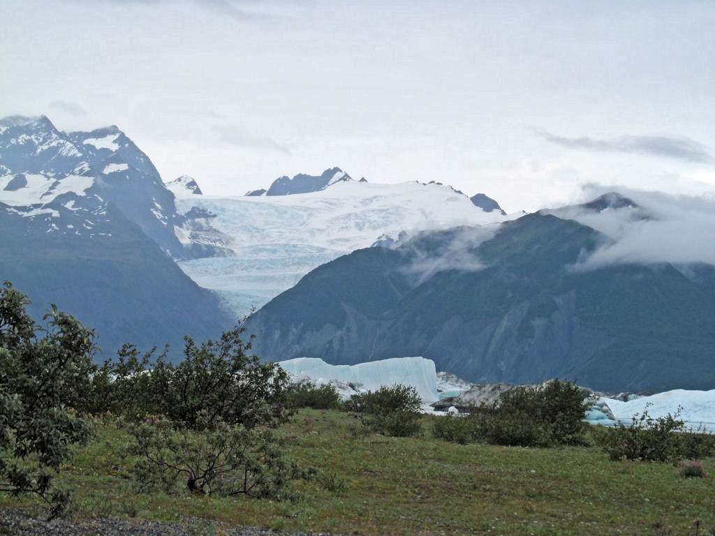 Les icebergs se dessinent en arrière du camp du lac Alsek.