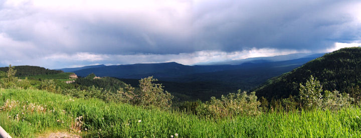Panorama des rocheuses dans le nord de la Colombie Britannique (Canada).