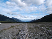 L'Alaska Highway en approchant de Muncho Lake.