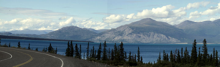 Le lac Kluane est alimenté par la rivière A'ay Chu, et se déverse dans la rivière Donjek.