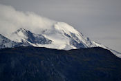 De la route on apercoit souvent de superbes sommets glaciaires.