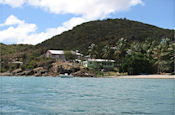 Petit groupe de maisons en bord de mer.