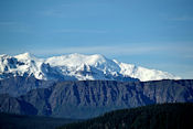 Par beau temps on apercoit des sommets glaciaires au long de la route.