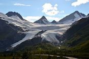 On peut aller jusqu'au pied du glacier par une piste.