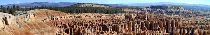 Le parc renferme de grands amphithéâtres naturels parsemés de Hoodoos produits par l'érosion.