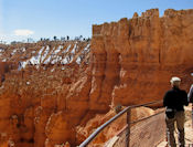 Dans le parc de Bryce Canyon, la couche supérieure est constituée de magnésium résistant alors que les couches inférieures sont faites de calcaire.