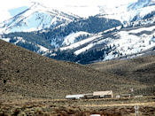 Ferme au pied des montagnes.