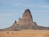 En approchant de Monument valley on commence à rencontrer des sommets rocheux isolés.