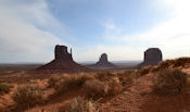 A gauche West Mitten Butte, à droite Merrick Butte.