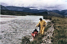 Lee tire le canoe. La wind river et la chaine des montagnes Mackenzie