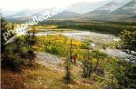 La rivière coule au milieu d'un très beau paysage montagneux