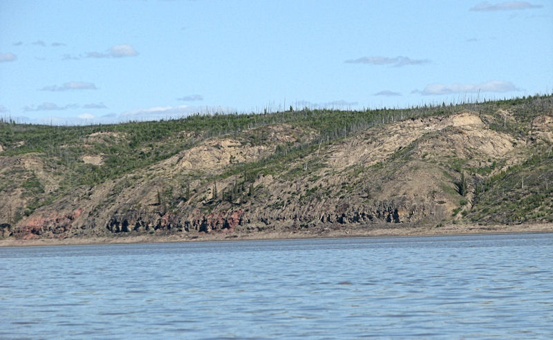 Ce genre de collines borde de manière continue la rivière sur des dizaines de kilomètres.