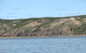 Ce genre de collines borde de manière continue la rivière sur des dizaines de kilomètres.