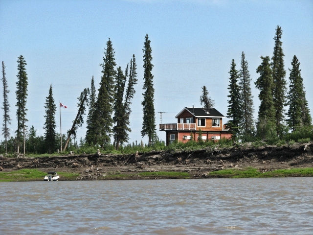 A l'approche d'Inuvik, les cabanes se multiplient.