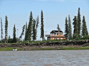 A l'approche d'Inuvik, les cabanes se multiplient.