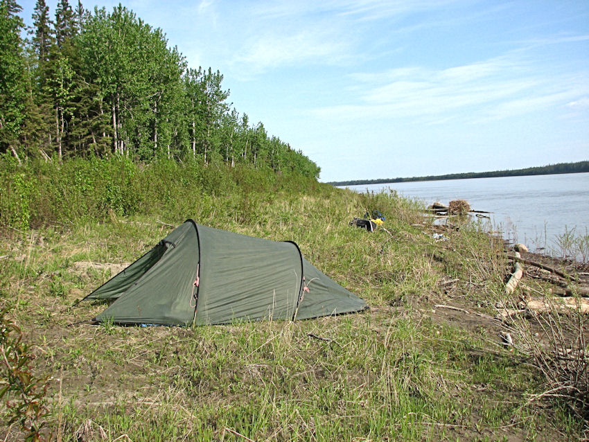 Premier camp sur une île au milieu du fleuve.