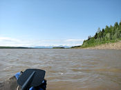 Dans le lointain se profilent les montagnes où coulent la North Nahanni river.