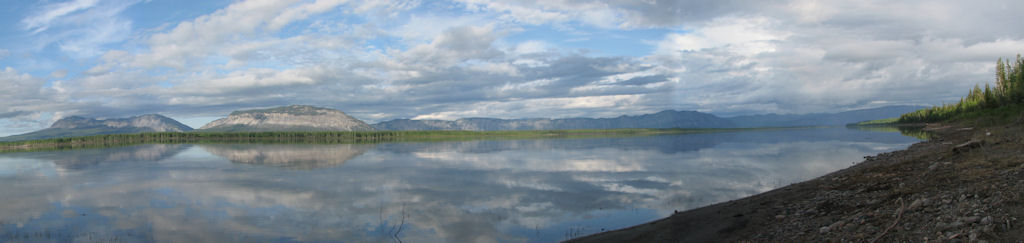 Camp en face de l'embouchure de la North Nahanni river. La "nuit" a fait tomber le vent.