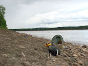 La hauteur des eaux m'oblige à un camp un peu pentu...