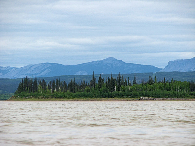 Cette portion de rivière offre une vue superbe sur les montagnes.