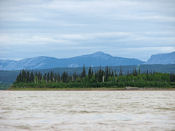 Cette portion de rivière offre une vue superbe sur les montagnes.