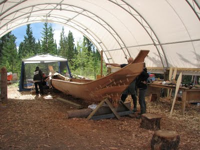 Construction d'un bateau traditionnel Tlingit.