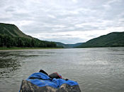 La rivière est beaucoup plus sauvage que je ne le pensais.