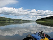 La rivière est de plus en plus lente et les rives boueuses.