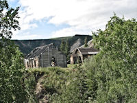 Rampart House, lieu historique marque la frontière Canada-Alaska.