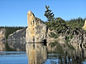 Comme une sentinelle, ce rocher se trouve à l'entrée de Salmon Trout River.