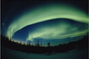 Deux arcs d'aurore boréale dans le ciel du nord