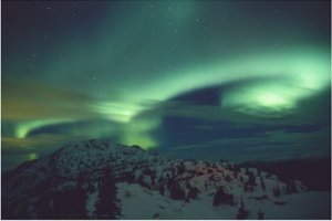 Magnifique spectacle de l'aurore boréale sur Grey Mountain