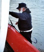 Ernie notre pilote d'hydravion attache les canoes.