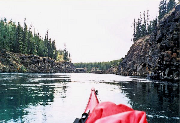 Miles Canyon marquait autrefois le début des rapides qui donnèrent leur nom à la ville : Whitehorse.