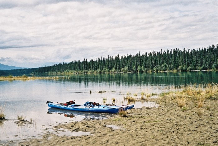 Pause sur une petite île peu avant le lac Laberge.