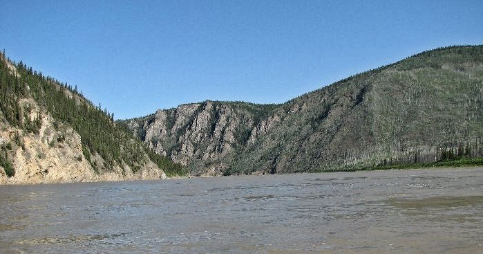 Entre Dawson et Eagle, la rivière serpente dans un magnifique canyon.