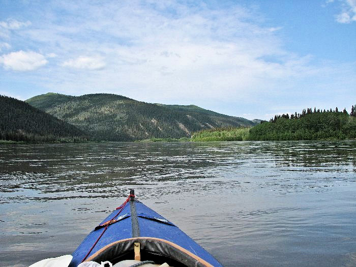 Depuis la confluence de la Teslin, la rivière est maintenant en crue.