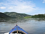 Depuis la confluence de la Teslin, la rivière est maintenant en crue.