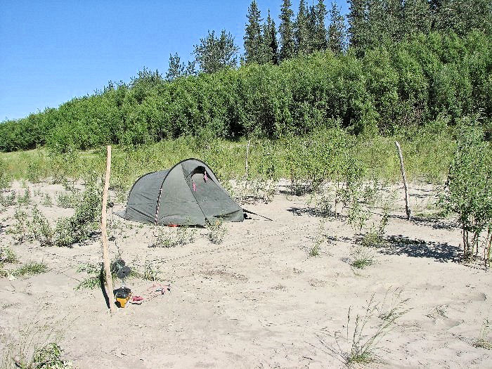 Compte tenu du nombre important d'ours rencontrés depuis quelques heurs, j'installe pour la première fois la protection électrique autour de la tente.