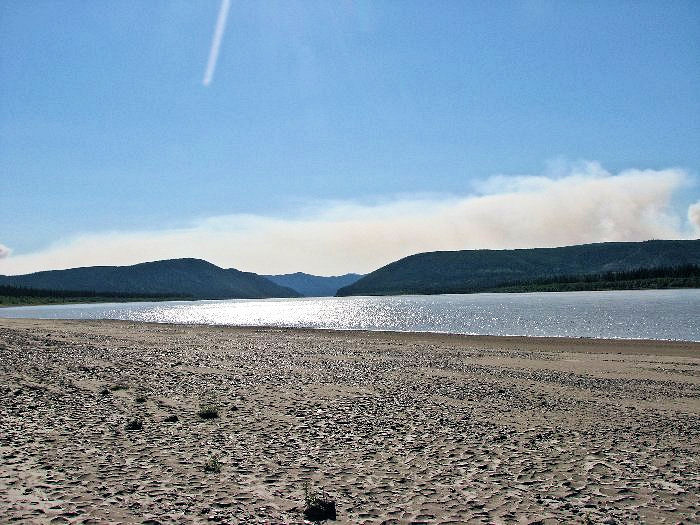 Au fond, en direction de Tanana l'incendie à l'air de faire rage.