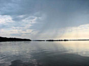 A l'approche de Tanana, un grain se profile à l'horizon. En quelques minutes de très grosses vagues vont se former sur la rivière qui fait 1,5 km de large déjà.